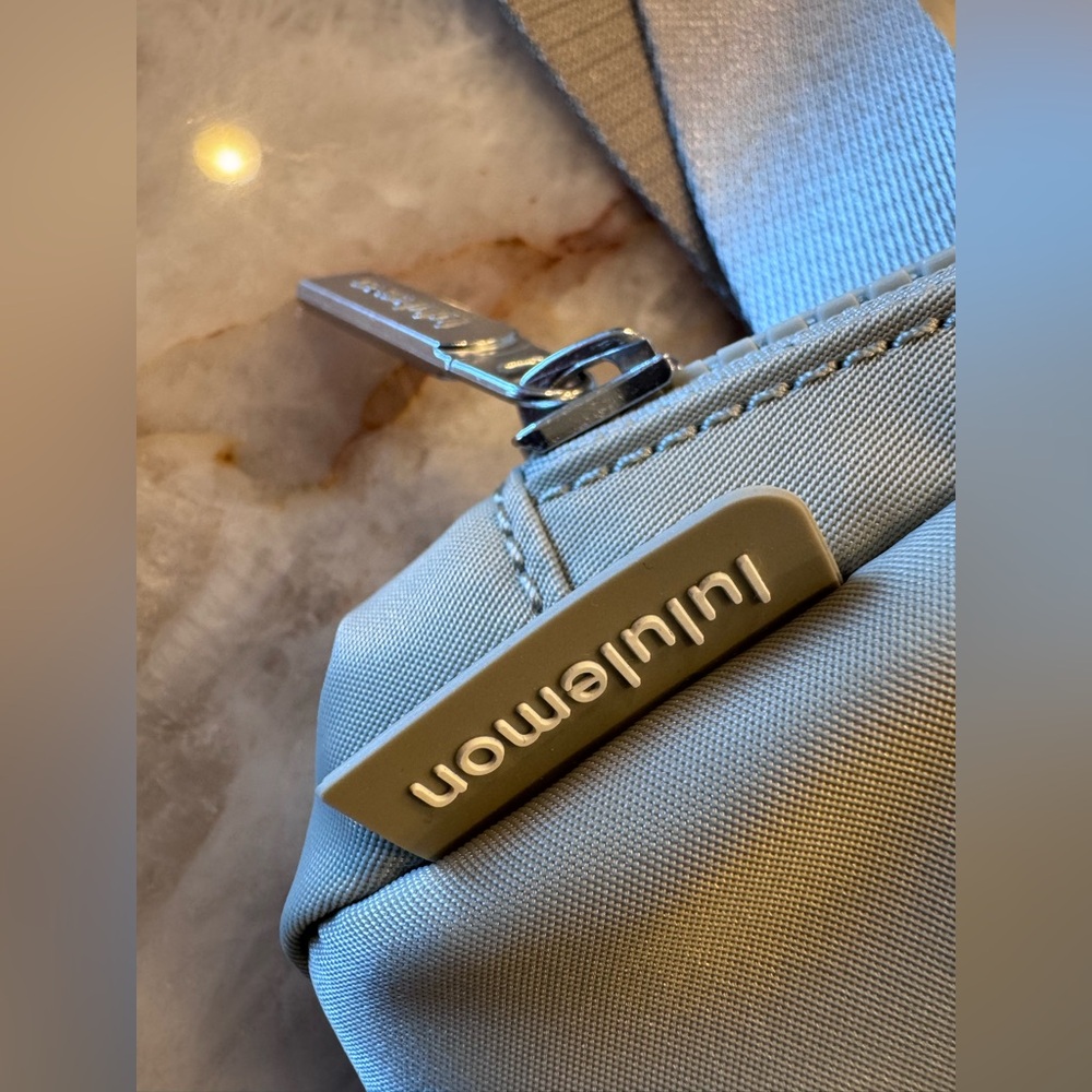 Lululemon everywhere belt bag NWOT - Picture 4 of 7